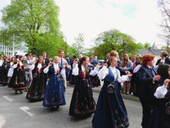 Internasjonal 17. mai fest i uteamfiet foran konserthuset Foto:Kjell Halvorsen kl.12.