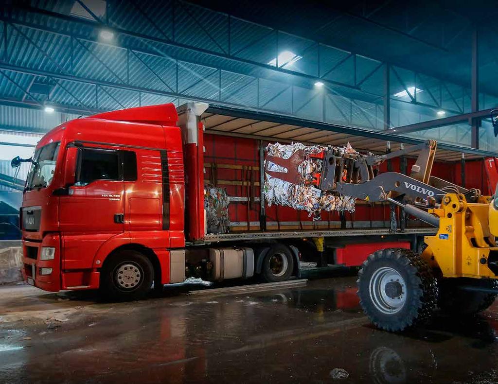 26 gjenvinning En av mange trailere som er innom gjenvinningsanlegget på Mjåvann. Denne skal frakte 24 tonn papiravfall til en papirfabrikk i Tyskland.