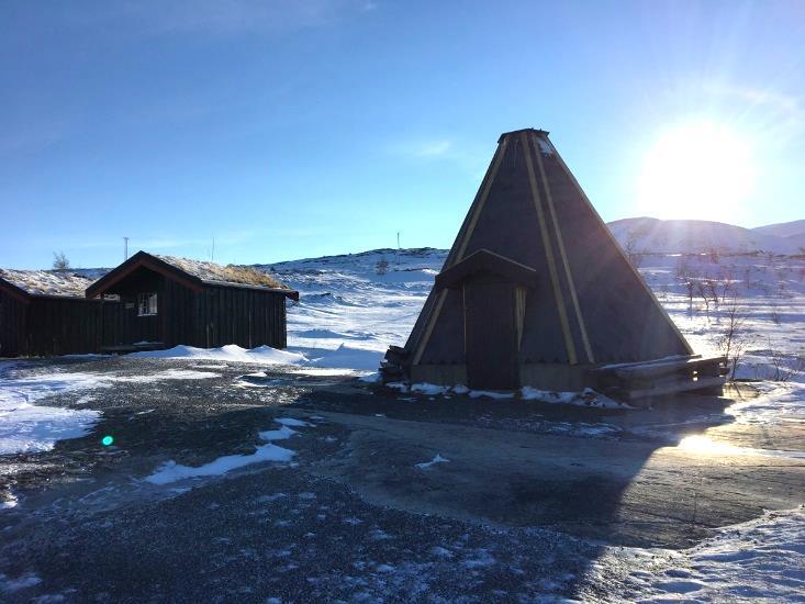 Nesjøen Vinter Camp mobiltlf 923 51 551 e-post: post@fjellguidentydal.no www.fjellguidentydal.no Nesjøen Vinter Camp ligger idyllisk til i bjørkeskogen ikke langt fra det mektige Sylmassivet (1762 moh).