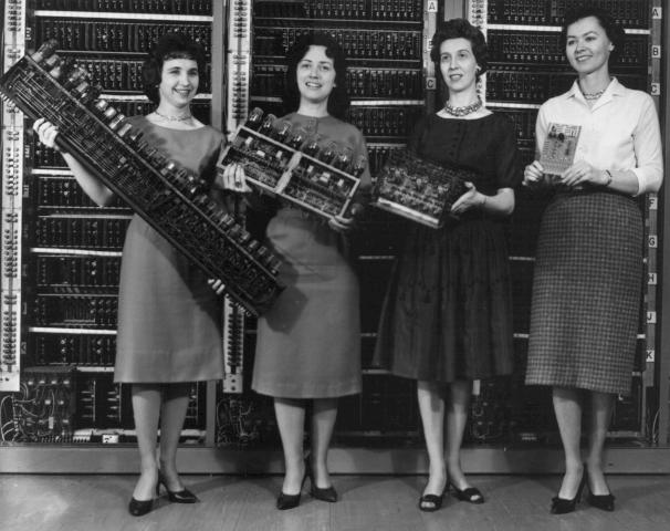 Den elektroniske datamaskinen Hjelpen kom fra et helt uventet hold, med utviklingen av datamaskinen ENIAC (Electronic Numerical Integrator and Computer) (1946) verdens første programmerbare