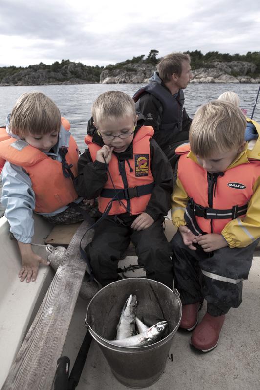 Foto: Kim Abel, Naturarkivet.no Med årer og segl... kan du ferdast fritt på sjøen, på innsjøar og i elvar og du kan i hovudsak ferdast gratis etter alle vassdrag.