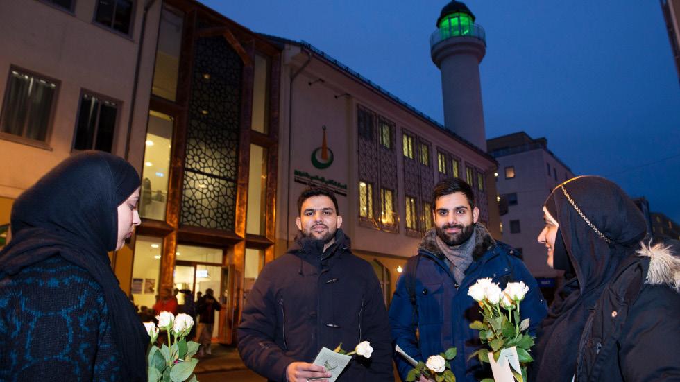 ROSEUTDELING Etter det blodige attentatet mot det franske satiremagasinet Charlie Hebdo i januar, bestemte ungdomsorganisasjonen i Islamic Cultural Centre Norway seg for å ta et oppgjør med