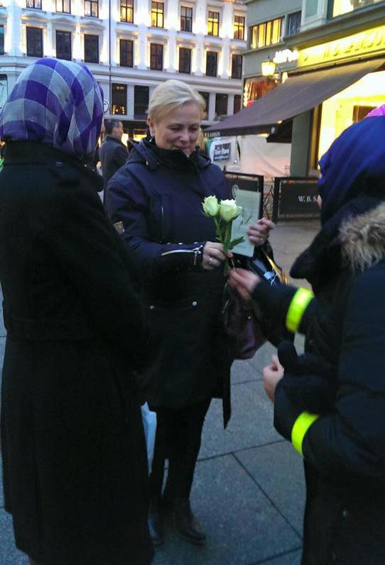 Da gikk om lag 40 gutter og jenter, fra ICC Ungdom, ut i gatene i Oslo sentrum og delte ut 1500 hvite roser med en brosjyre om profeten Muhammad (fred være med ham).