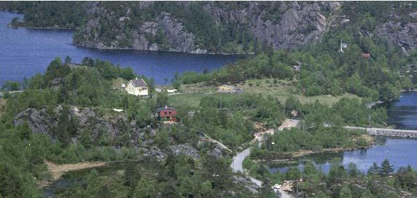 Likevel så var dette en relativt liten gård og en ser også at den første brukeren, Nils Eriksen Drotningsvik, er oppført som både gårdbruker og fisker (Larsen 1984, 146).