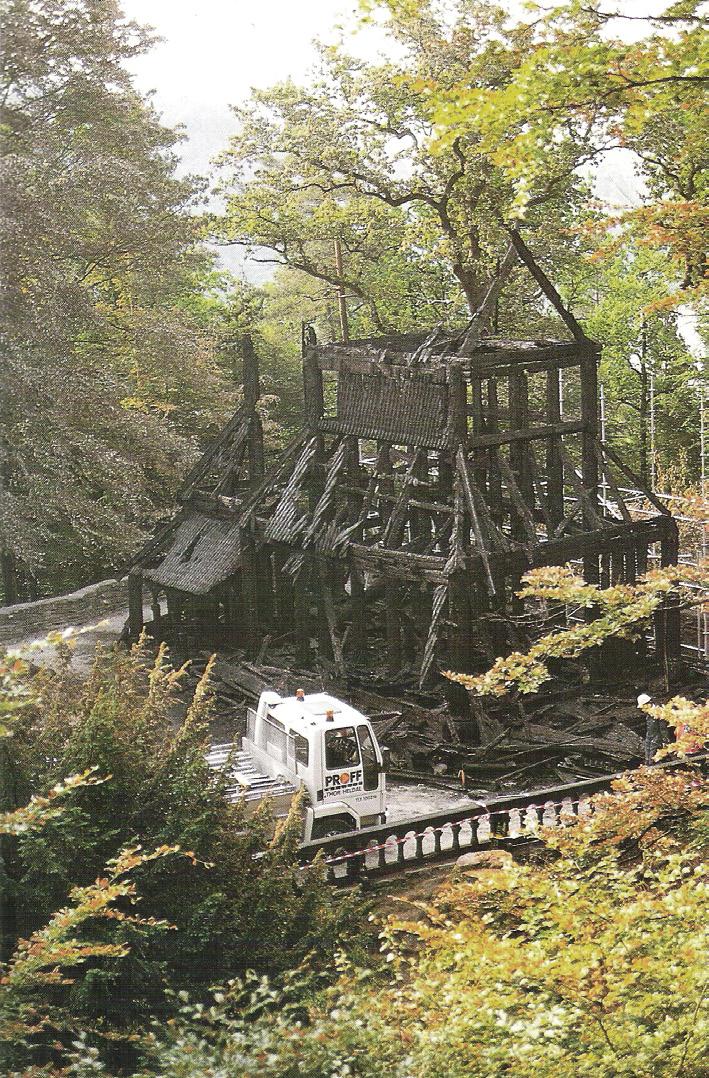 INNLEIING UTFORDRINGAR I 1992 brann den gamle Fortun stavkyrkje på Fantoft i Bergen ned etter tragisk hærverk i form av påtenning.
