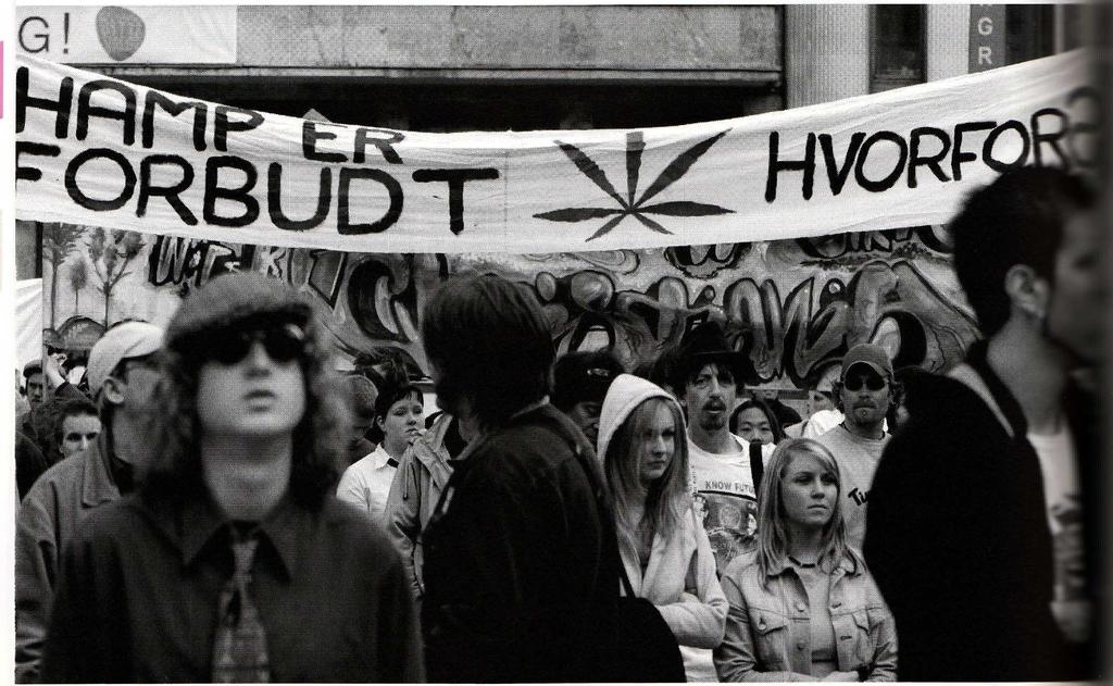 I andre utgave brukes et bilde fra en demonstrasjon for legalisering av hasj (s.106), og her er begge kjønn representert.