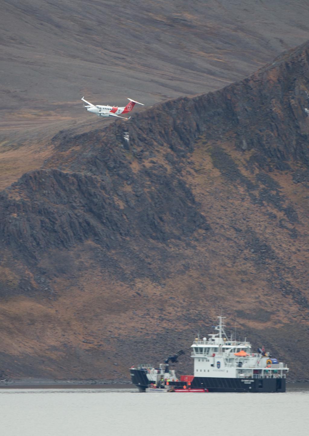 Kystverkets overvåkningsfly LN-KYV og OV Bøkfjord på oljevernøvelse ved Svalbard.