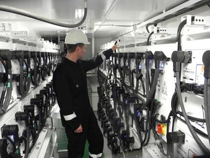 MF Fannefjord Fiskerstrand Verft installerte batteripakken om bord i MF Fannefjord i perioden mars/april 2015 OMBYGGING ENERGI EFFEKTIVISERING Før ombygging Etter ombygging LNG aggregat 2 stk 1 stk