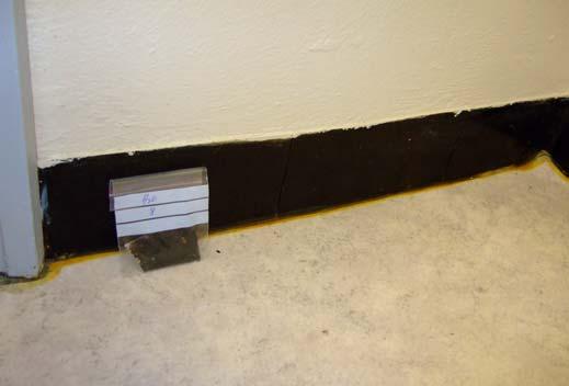 Under flisene er det benyttet en svart limtype, prøveresultater av dette limet viser at dette inneholder asbest.