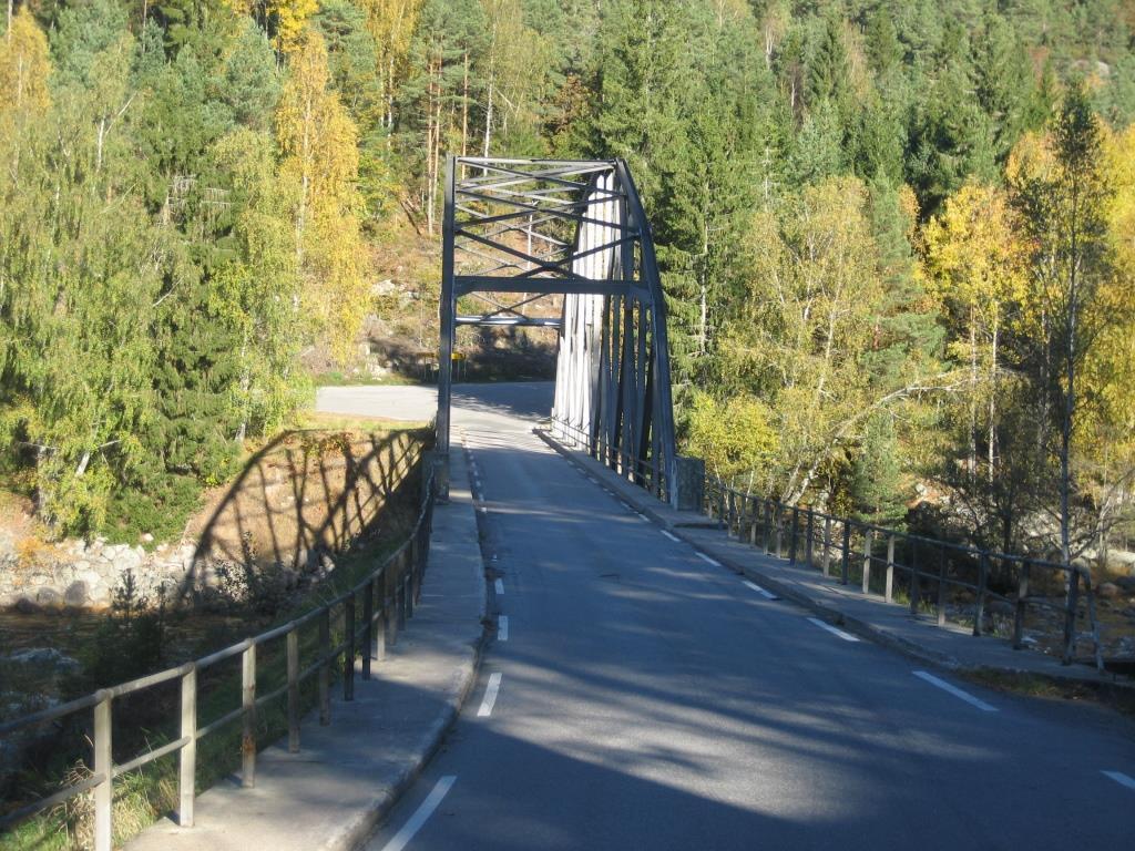 Det ble vurdert en alternativ adkomstvei til Bjelkeberg sørfra, men denne ble forkastet da broen ved Teinefoss er for smal.