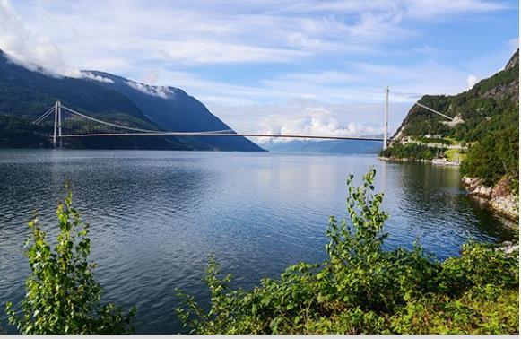 Teknologi og kostnader Foreløpig om teknologiske muligheter I Undersjøiske tunneler kan bli 16 18 km lange Bruer sør for Hurum krever svært lange spenn opp til 1900 meter Bru