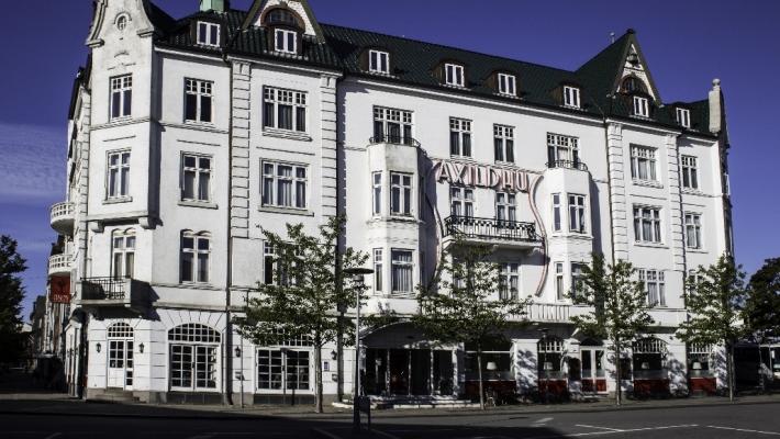 Hotel Saxildhus Hotel Saxildhus ligger i en nydelig renovert bygning fra 1800-tallet og ligger plassert midt i sentrum av Kolding i kort avstand til togstasjonen og gågaten.