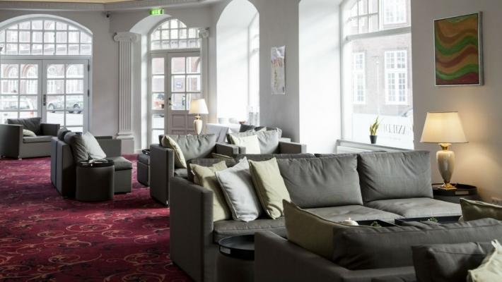 Hotellets lobby er et godt sted å slappe av i Rommene Hotel Saxildhus har 87 hyggelige værelser, alle