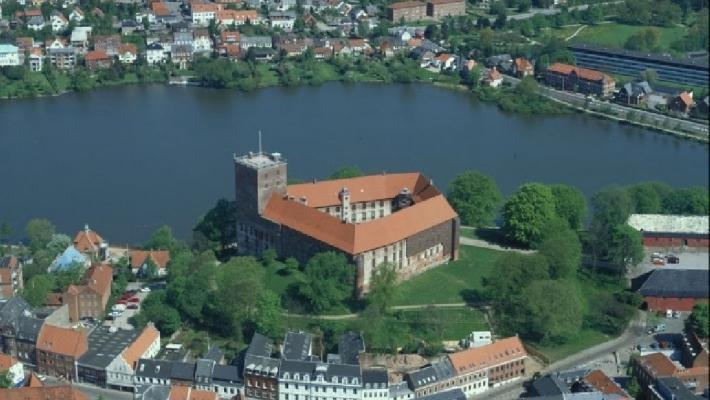 Kolding miniby (2.8 km) Kolding miniby ligger i Geografisk Have og er en gjenvinning av Kolding slik byen så ut i årene 1860-1870 i en skala 1:10.