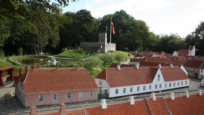 Den kom i stand da gartneren og planteskoleeieren Aksel Olsen, i 1925 fikk en ide om å opprette en hage hvor plantene var delt inn i etter deres geografiske opprinnelse.