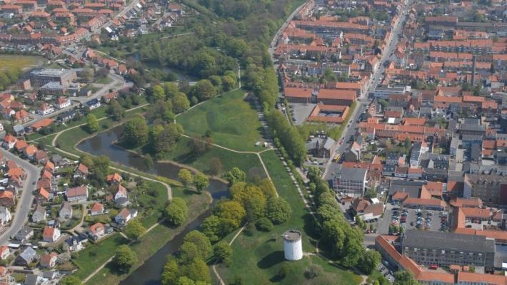 Vejle (29.1 km) Vejle er en av de nærmeste større byene og ligger ca. 29 km med bil fra hotellet.