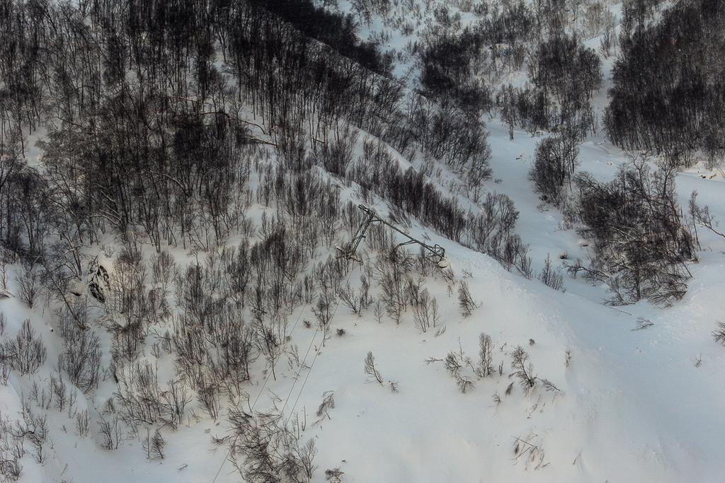 Figur 14: Mast på 132 kv Narvik Skjombotn, skadet februar 2015 (Bilde Arni Jonsson, NGI) Tradisjonelt har man forsøkt å plassere mastene så trygt som mulig i terrenget.