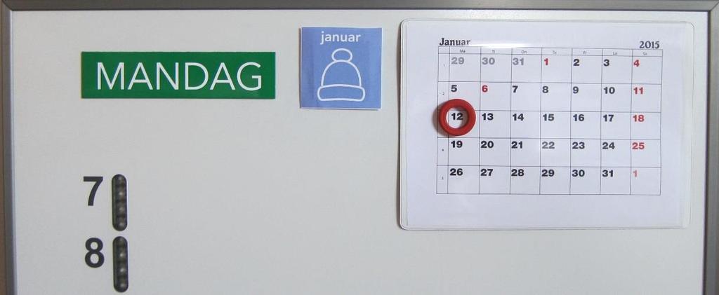 3. Visning af dato tid og måned I tilpasningsmaterialet findes tilbehør, som kan bruges til at visualisere dags dato, ugedag og måned på en enkel og praktisk måde. Sæt aktuel magnet med ugedag øverst.