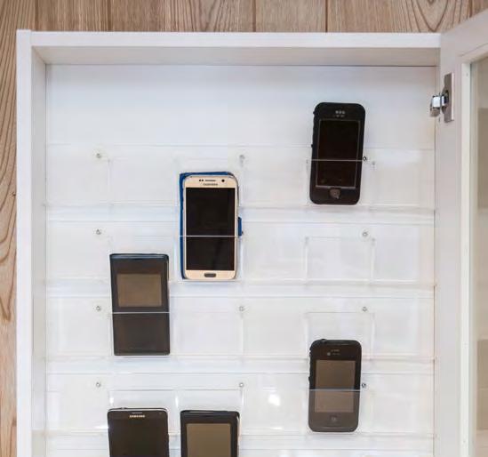 Lium-produkt Mobilskap til bl.a. skoler har blitt populært. Vi har konstruert et skap med låsbar dør med frostet glass. Innvendig har vi rom med plass til 36 telefoner.