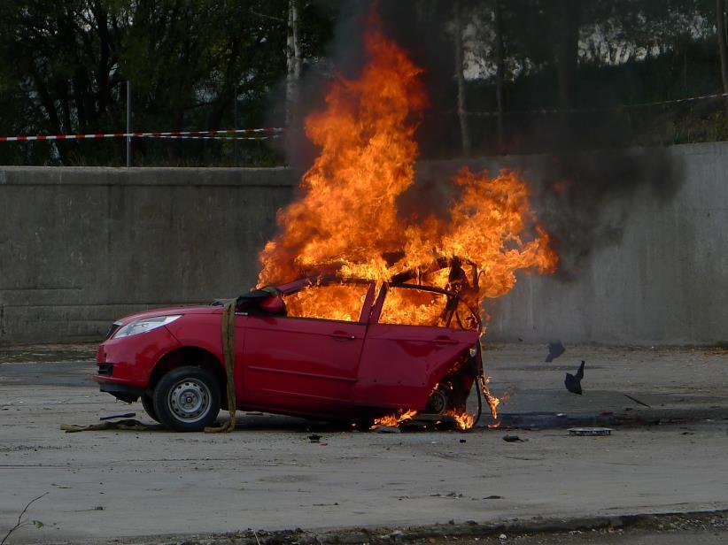 Eksempel på våre utfordringer: Batteriet i den røde bilen begynte å brenne ca 5 minutter etter at det ble skadet.