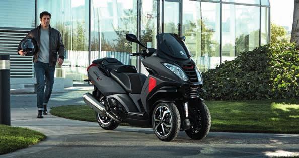 METROPOLIS 400 Leveres i fargene: Sort. 3-hjuling som kan kjøres med B-sertifikat! Metropolis 400 er en eksklusiv 3-hjulsscooter med fantastiske kjøreegenskaper.