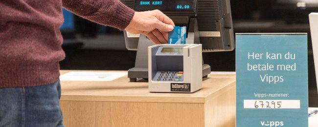 Alle bibliotek har svarte returkasser merket biblioteket på utsiden av bibliotekene. Her kan du levere på eget ansvar utenom åpningstid. Du kan levere tilbake på en annet bibliotek enn der du lånte.