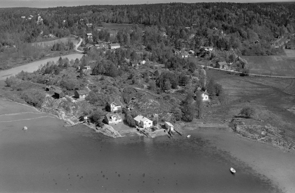 Foto 2: Planområdet slik det framsto på slutten av 1950-tallet. Saltboden synes helt ut mot vannet i forgrunnen av flyfotoet. Foto hentet fra digitalt museum.
