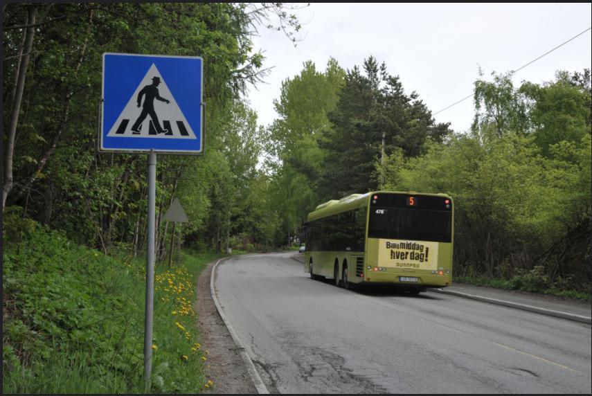 I morgen- og middagsrush bygger det seg opp køer her, spesielt inn mot krysset i nord ved Dybdahls veg og inn mot rundkjøringen