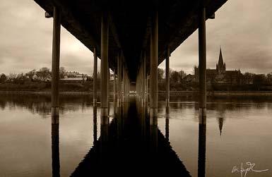 α = 1 10-5 / K Farge: grå etalj av fuge ved ende av broen Figur 4 Elgeseter bro i Trondheim foto, prinsippskisser og betongdata.
