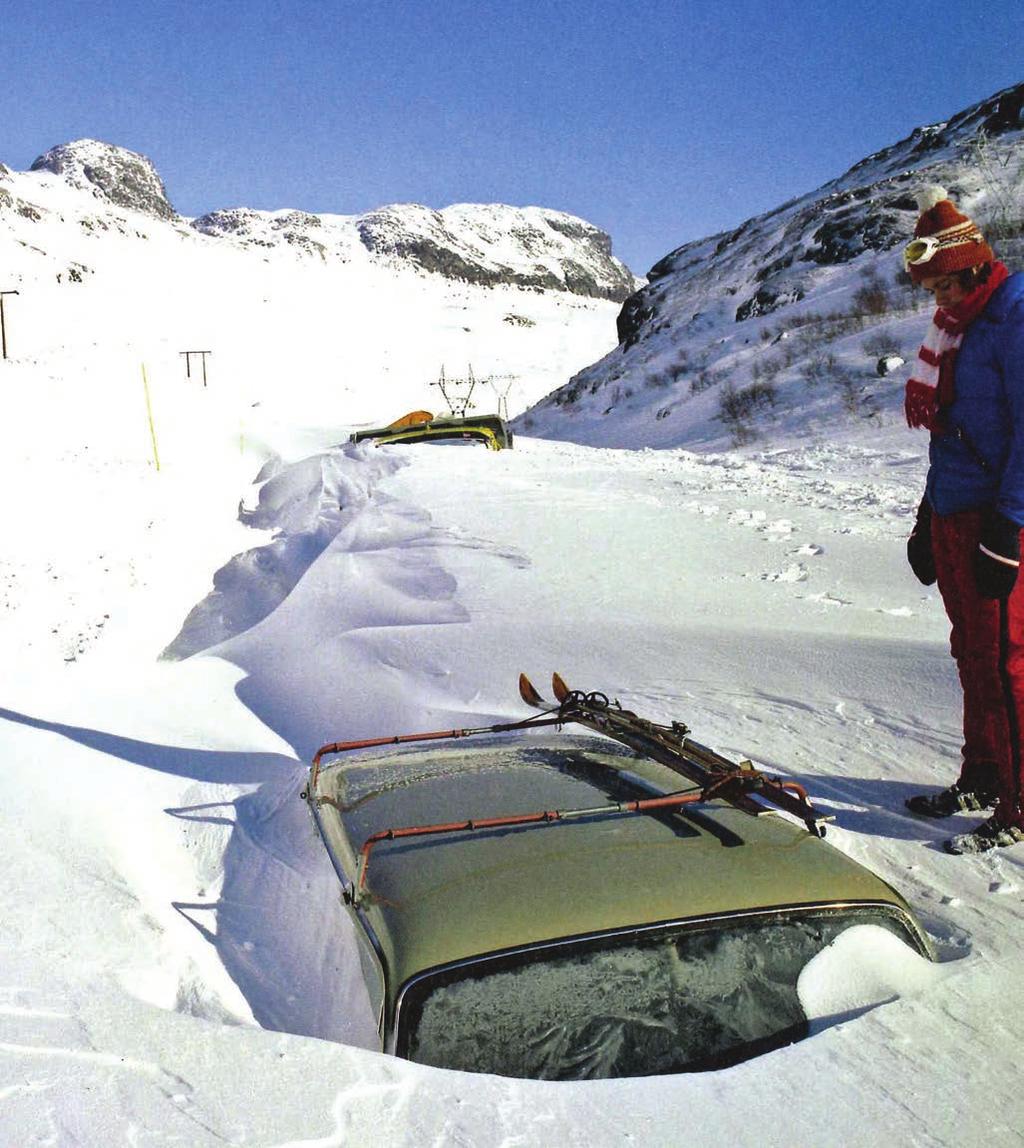 Mange arbeidsplasser lå værhardt til. Her graves brakker ved Nyhellervatn på 1400 meter frem. 13. KREVENDE PROSJEKT Det bratte terrenget og de store høydene ga store utfordringer for arbeidene.