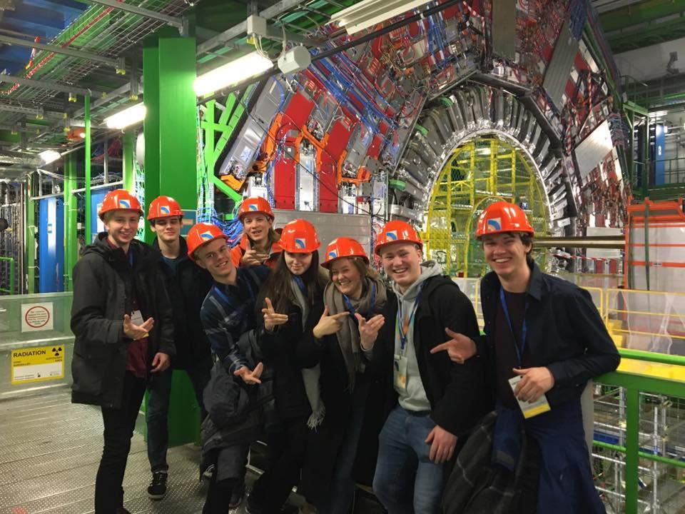 Vi studerte også oppbyggningen av detektorene som har påvist The God Particle aka Higgs Boson-partikkelen ved å kollidere protoner. Det var så gøy at til og med bussjåføren ble med på touren!