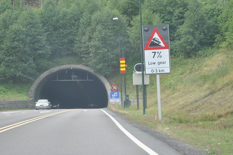 Undersjøiske vegtunneler Det finnes 31 undersjøiske vegtunneler i Norge. Disse har høy stigningsgrad, definert som over 6 %.
