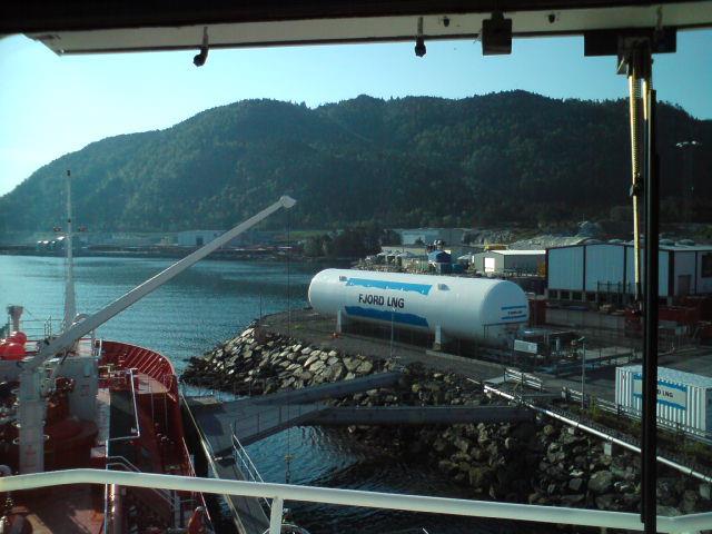 Informasjonshefte om LNG tankanlegget til Saga Fjordbase AS. Saga Fjordbase har siden 2009 hatt driftsansvar for en LNG terminal med lagringskapasitet på litt over 200 tonn/500 m3 gass.