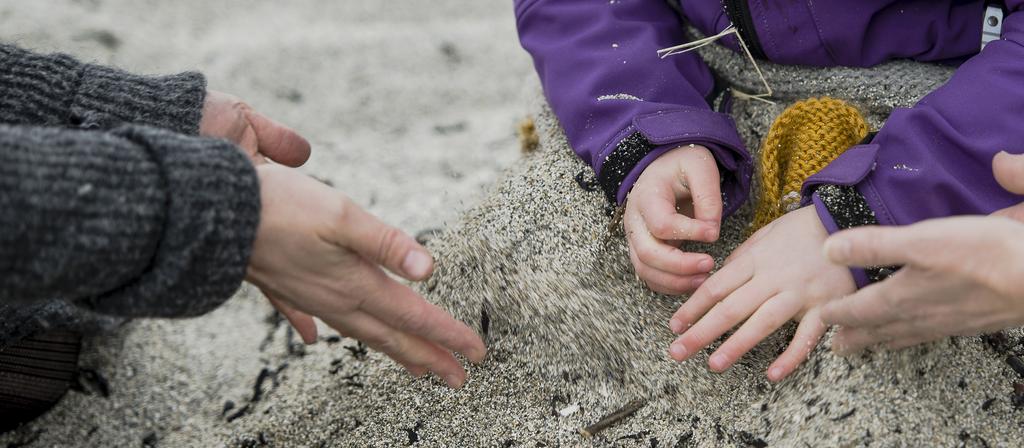 Noen med medfødt døvblindhet kan følge mimikk med synet, samtidig som de avleser tegnene taktilt med hendene sine. og ha felles oppmerksomhet mot et tema.