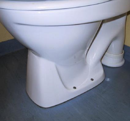 Urinlukt fra toalettet kan reduseres! Silikon vil tette mellom toalett og gulv.