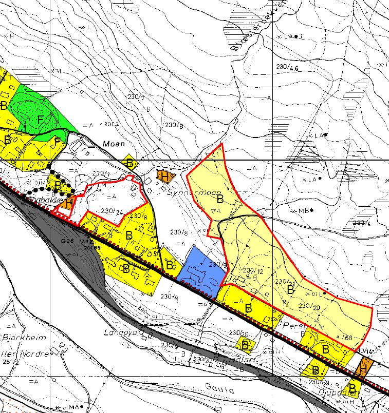 Figur 3: Utdrag fra gjeldende områderegulering for Singsås sentrum 14.02.1980. Kommunalt boligfelt og omsøkt planområde er markert med rød, sammenhengende strek.