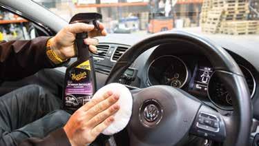 2: Alle innvendige flater i bilen bør behandles minst to ganger i året, for å holde dem rene og tilføre beskyttelse.