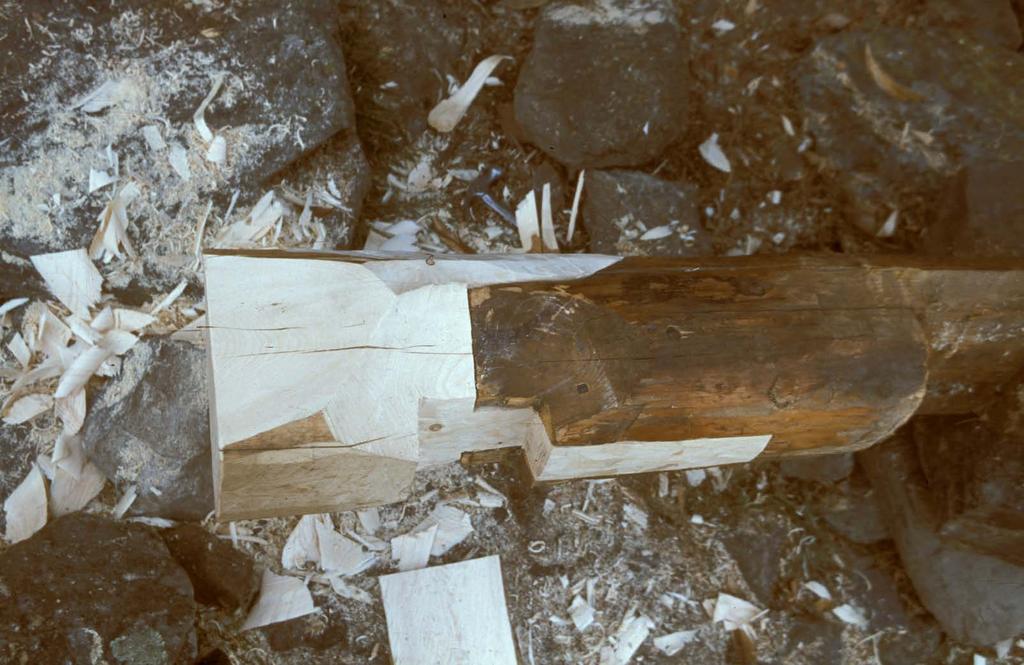 Spunsing: Utbetring av stokkar i støpulen. Foto: Hans Marumsrud, Riksantikvarens arkiv. ròteskader i takflatene medan vindskiborda var i dårleg stand. Det er fleire orsakar til skadane på støpulen.