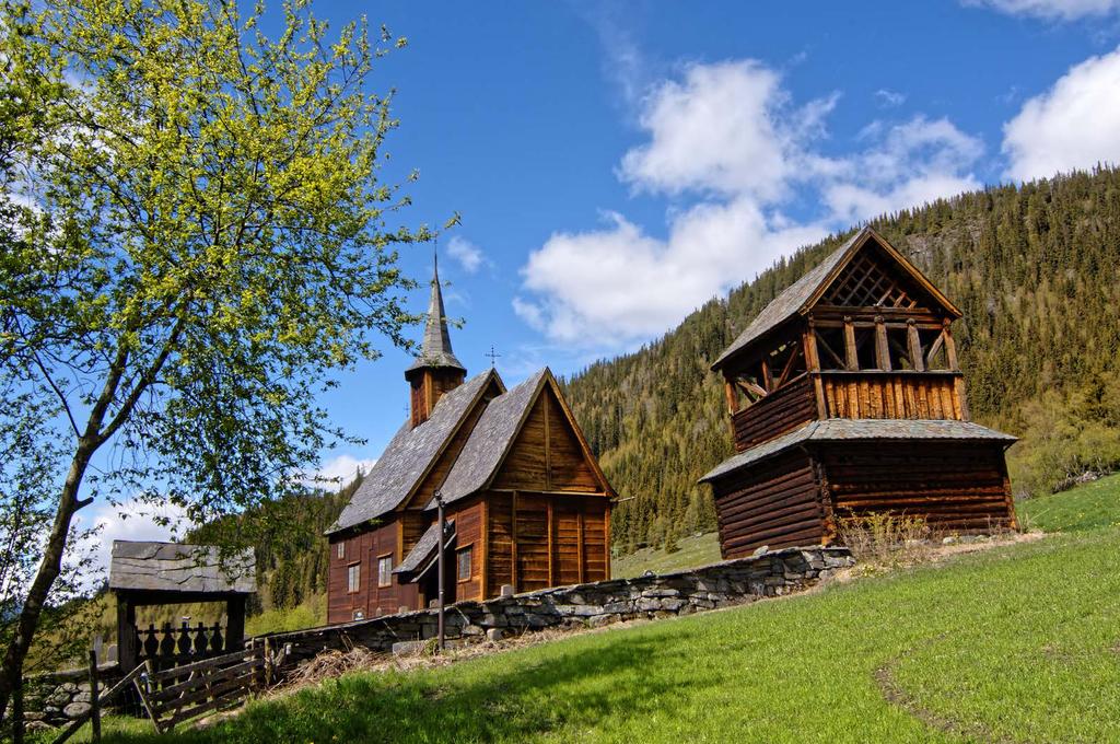 Kyrkja med støpul: Stavkyrkja etter istandsetting. Foto: Dagfinn Rasmussen, Riksantikvarens arkiv.