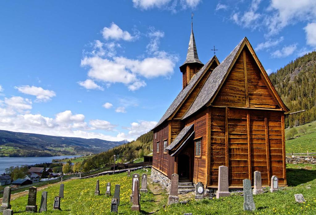 Lomen stavkyrkje: Kyrkja etter fullført istandsettingsarbeid. Foto: Dagfinn Rasmussen, Riksantikvarens arkiv.