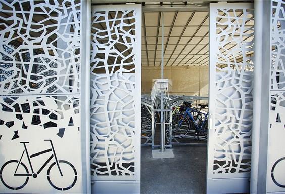 Et enklere alternativ til sykkelhotell er ubemannede parkeringshus der det er mulig å låse inn sykkelen.