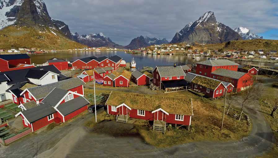 Reine er et av Norges mest fotograferte steder. Så vakkert og dramatisk er det. Men Reine har også historie og atmosfære. Tidligere tiders fiskere mumler i veggene og vekker fiskelysten.