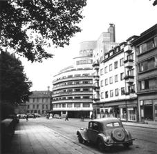 Brosing var en ivrig forkjemper for det gamle Bergens bygninger, men en bitter motstander av funksjonalismen som begynte å bre seg i bybildet på slutten av 1930-tallet. Her, Kalmarhuset. Foto: R. L.