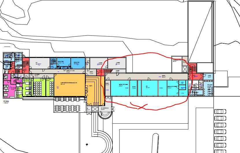 Sitteamfiet vil ha visuell kontakt til en ny hovedinngang og til uteamfiet. Innsnevringen av kantina gir plass til helse og sosialfag, samt tilrettelagt undervisning i øst-enden av. plan.