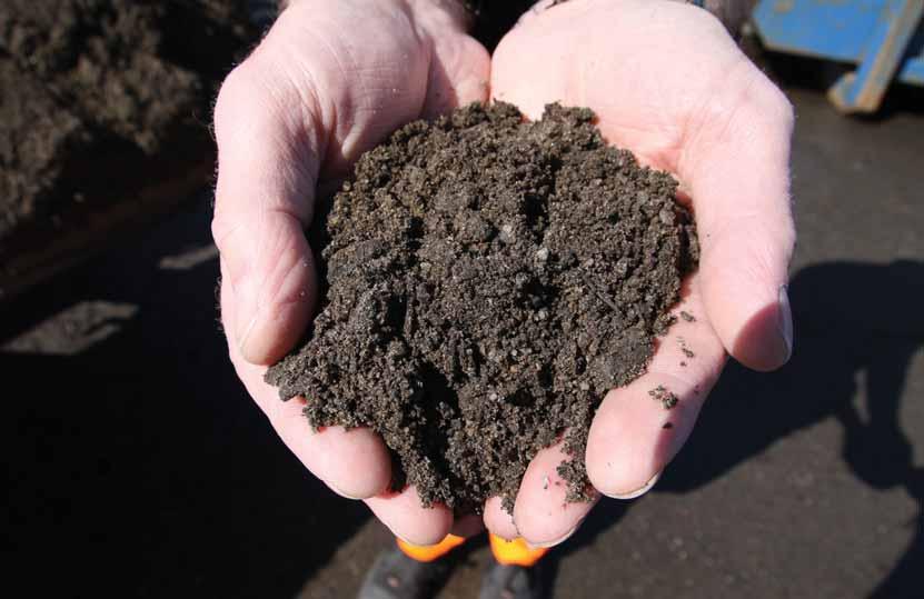 Trenger du jord og kompost? Den beste jorda lager du selv av matavfall og/eller hageavfall. Sirkula selger også næringsrik og miljøvennlig jord som er laget av blant annet hageavfallet vi får inn.