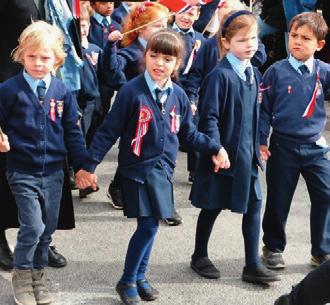 Se Norges blomsterdal Se Norges blomsterdal! Farvel, du kvalme fangekrok; den ville graneskog er nå så deilig sval! Tra-la-la-la!