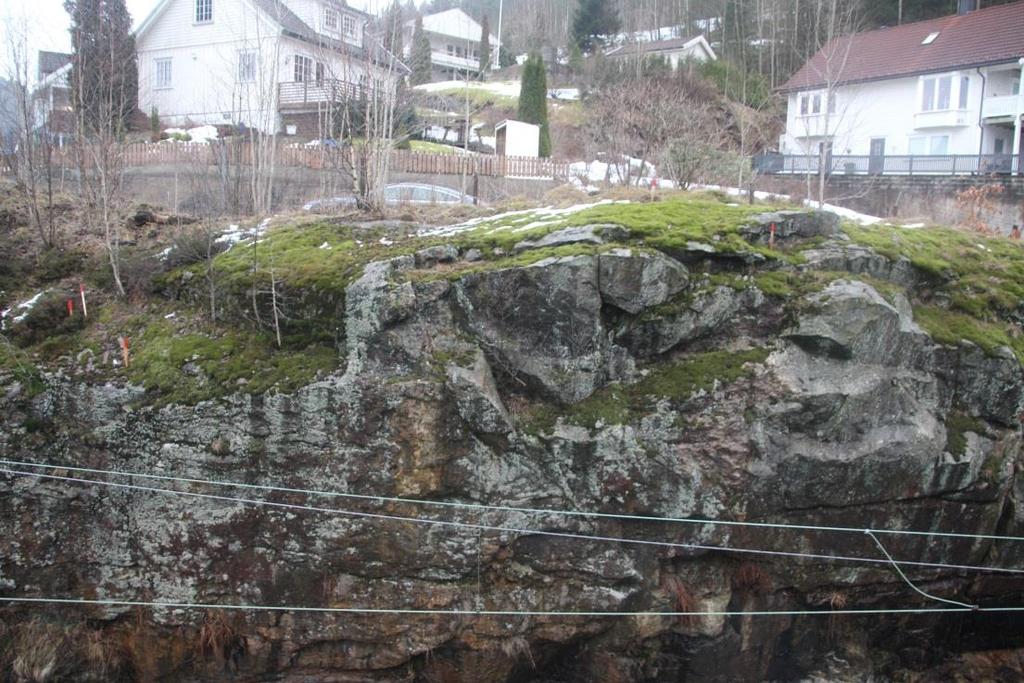 2. Landkar bro i øst Bergarten i området er en granittisk gneis som er lite oppsprukket. Sprekkene i området er ru, med lite sprekkebelegg.