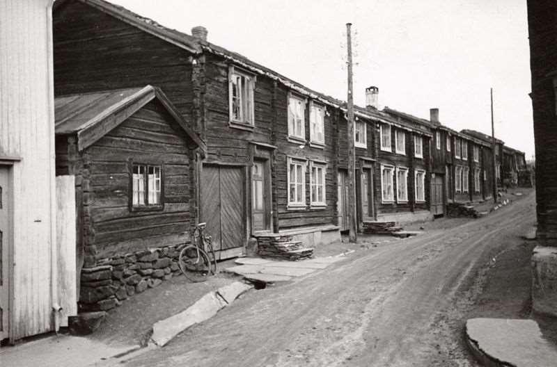 Figur 3. Røros. Sleggveien 8. 1939. Sleggveien med Nr.8. Rød pil.