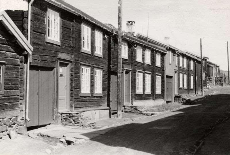 Figur 9. Røros. Sleggveien 8. 1959. Sleggveien med Nr.8. Rød pil.