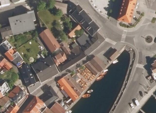 1. Beliggenhet Kragerø tollbod ligger sentralt i Kragerø sentrum.